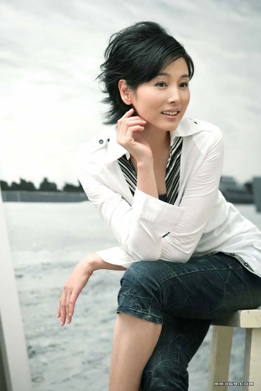 张延美艳白装归来