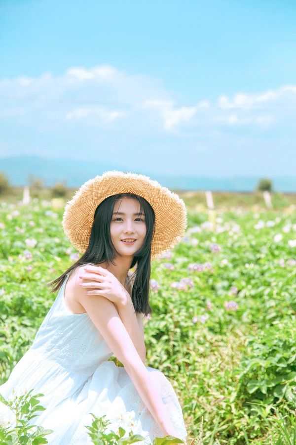 蓝天白云，小白裙草帽
