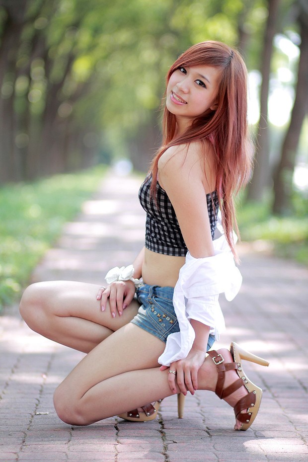 美丽长腿美女 在公园中令人心动