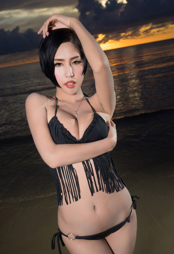 娜依灵儿化身性感女巫，展现人体艺术之美