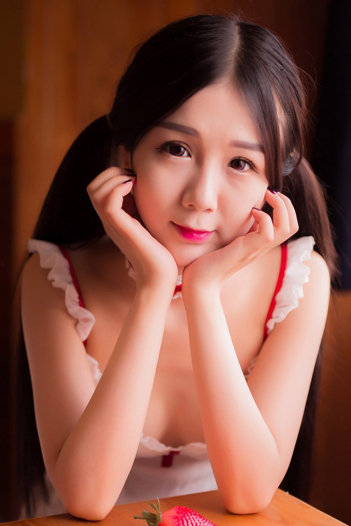 草莓女仆玉臀微翘，清纯诱人