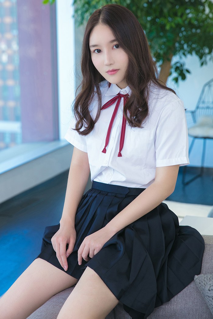 魏扭扭穿学生制服清纯可爱