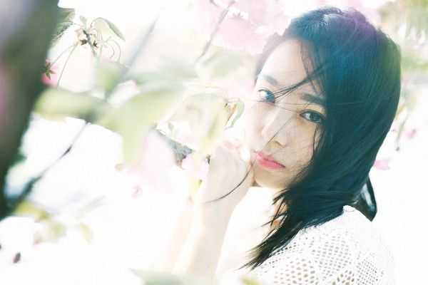 樱花树下，梨花娇笑