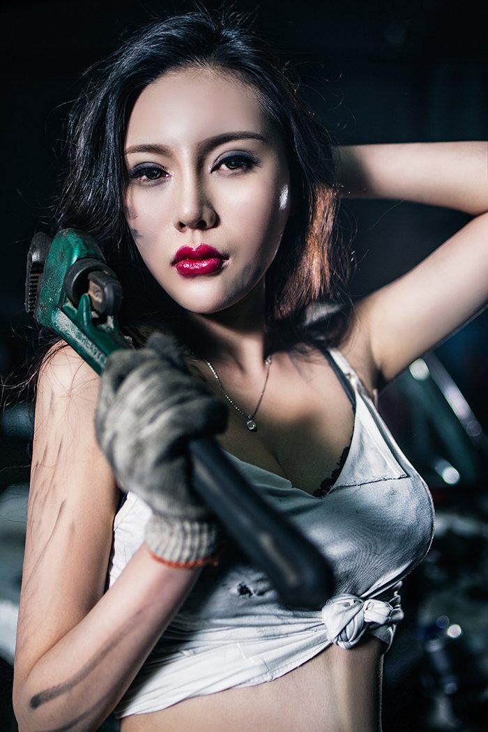 性感美女米娅穿着蕾丝丁字裤诱惑你