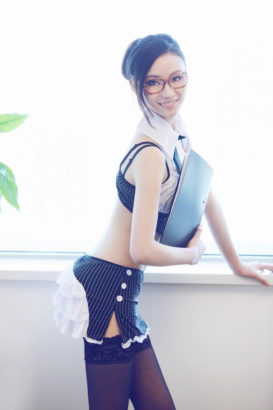 性感眼镜娘何佳仪展现绝美模特风采