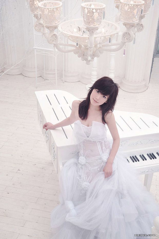 新派婚纱：性感底线被触碰