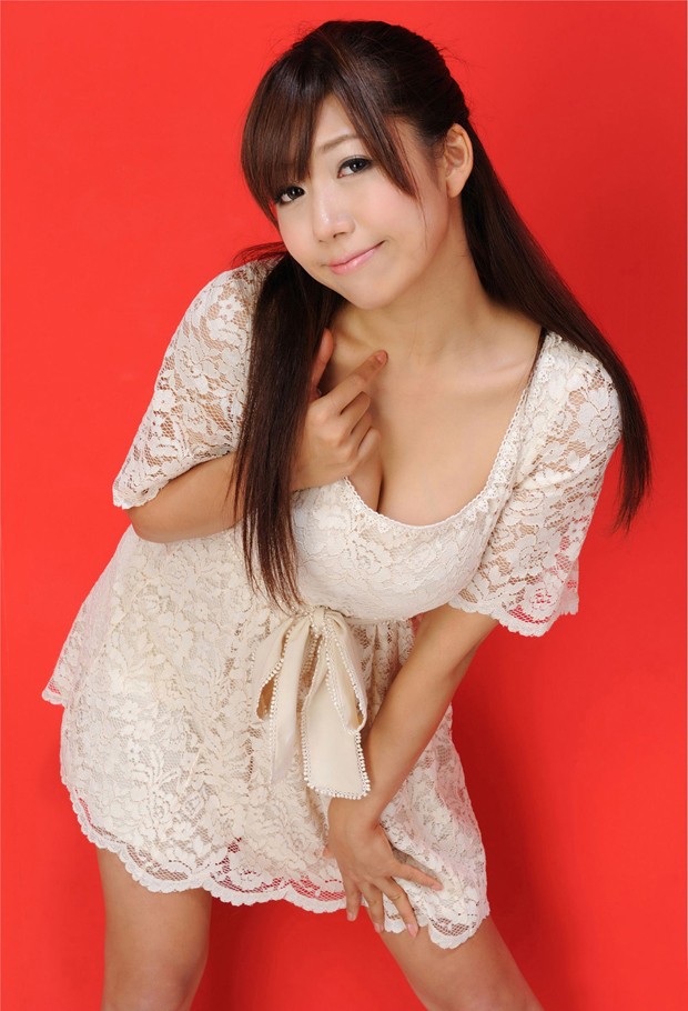 中田美子展示迷人胸部,令人心动