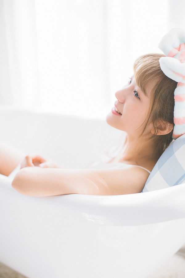 嫩滑肌肤的牛奶美少女