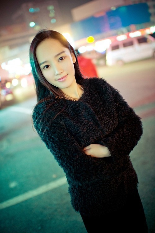 美女皮肤如牛奶般白皙