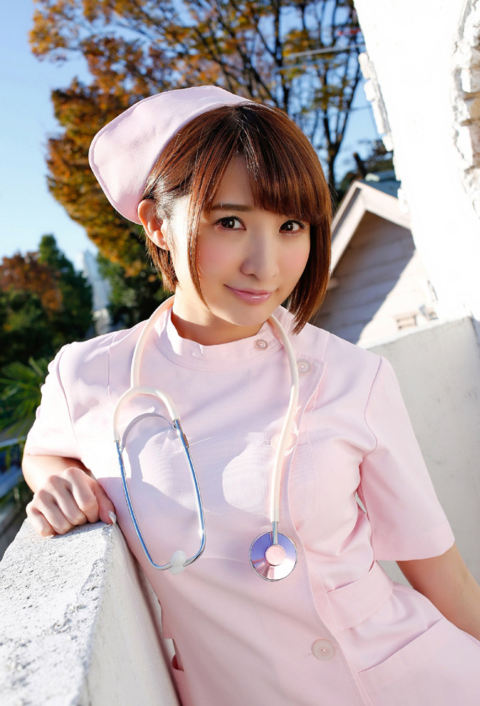 护士妹子尾崎ナナ展示巨乳内衣，诱人心醉！