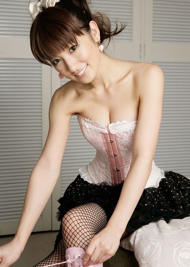 妖媚动作，熊田曜的性感魅力令人心动