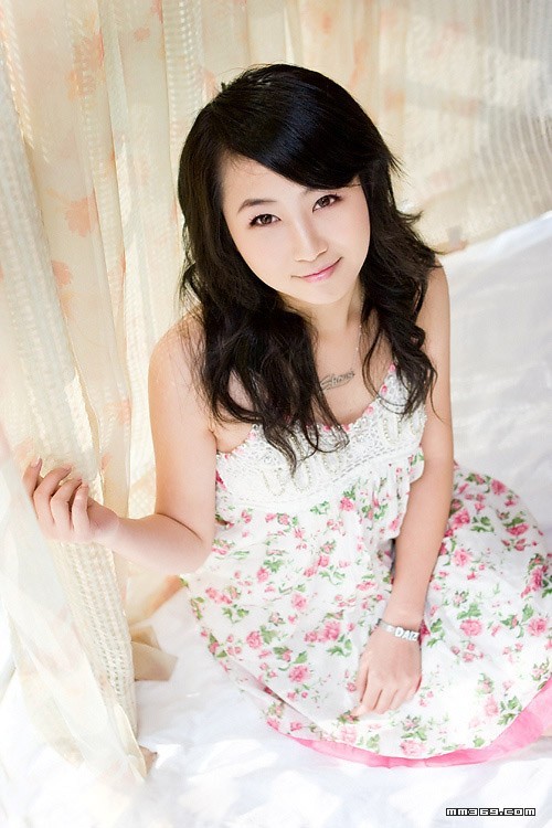 可爱小女生穿粉色裤袜