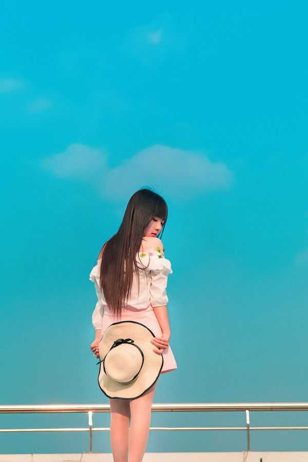 蓝天泳池畔，我静享时光