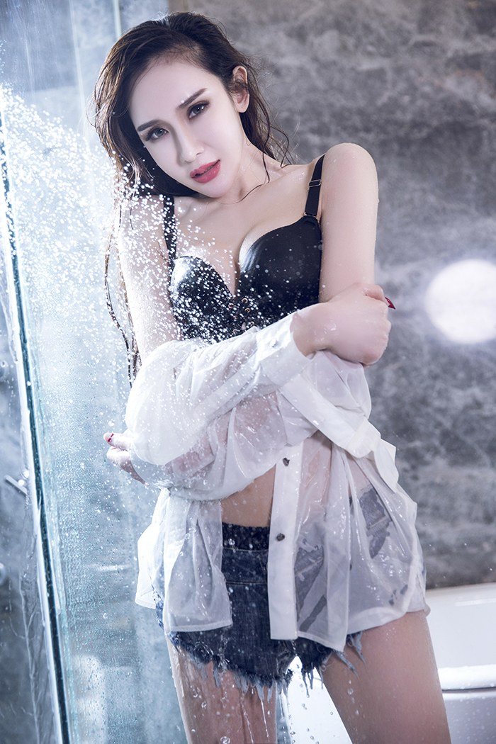 瓦娅美腿丝袜，冷艳御姐吸睛