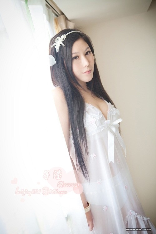 校园美女宿舍大胆自拍