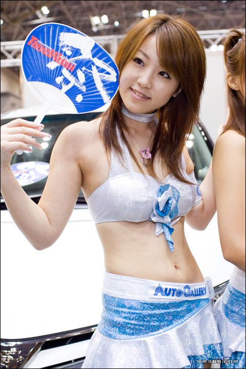 车模美胸诱惑，令人心动