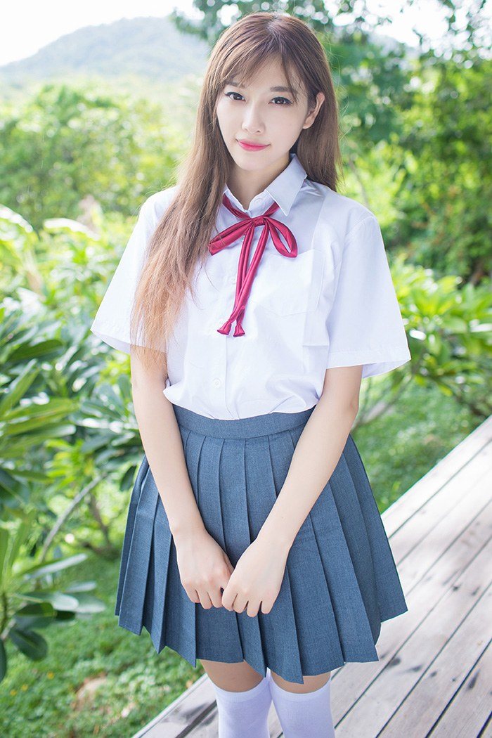 杨晨晨穿制服白袜秀甜美乳