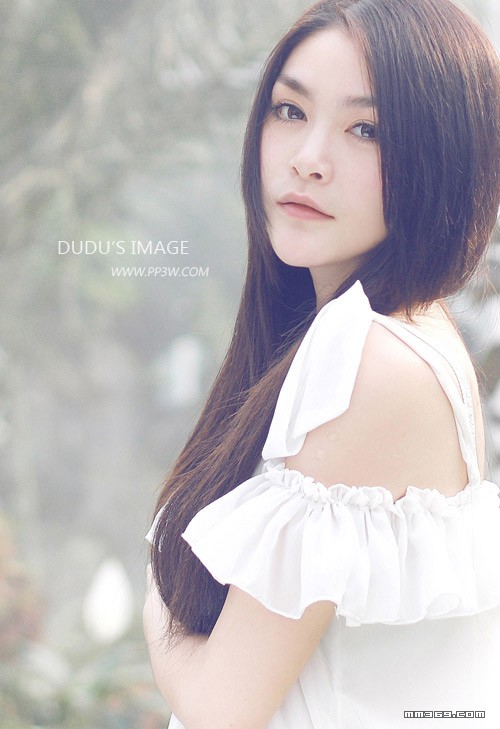 浪漫花园里的女孩