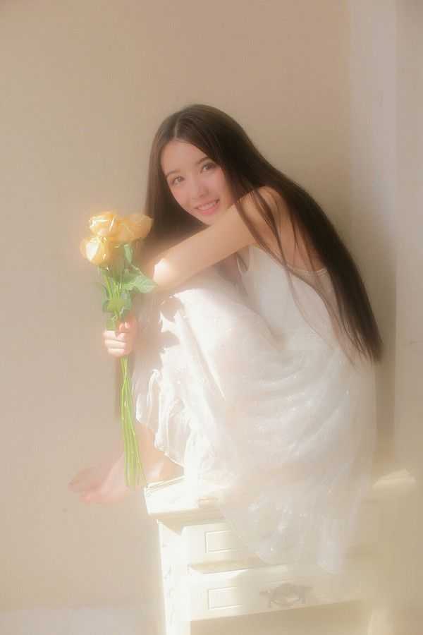 少女、阳光、鲜花