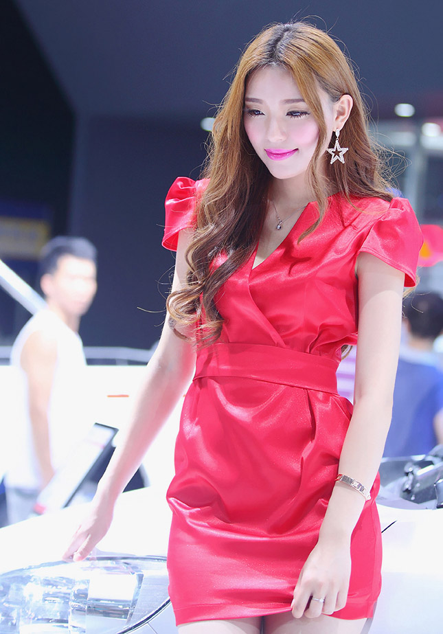 2014深圳车展的火辣红衣美女