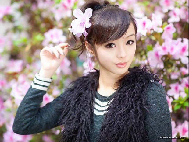 赵世姬妩媚如桃花，情思万千