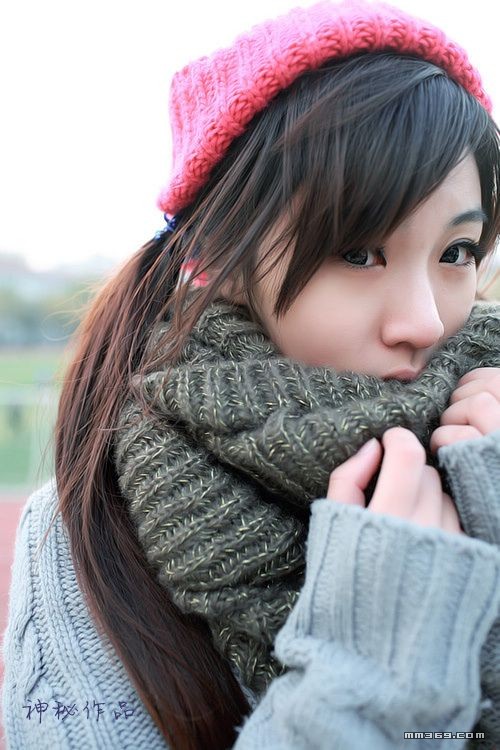 冬日晨曦，校园漫步的美女