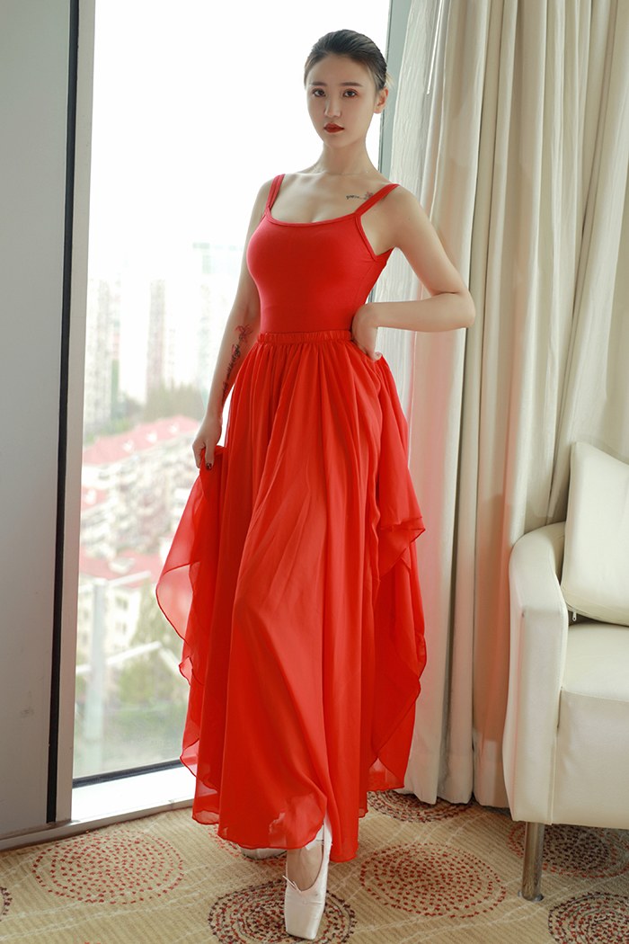 性感舞者小壁虎全裸展示丰满胸部，诱人心动