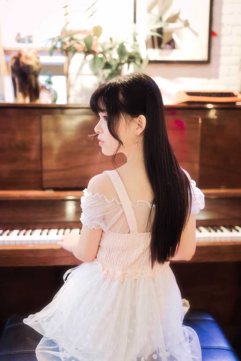 钢琴前的少女