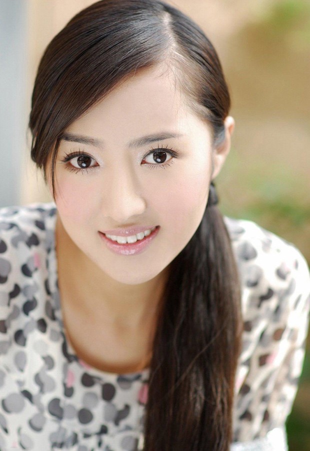 美丽气质佳人，笑容迷人动人心