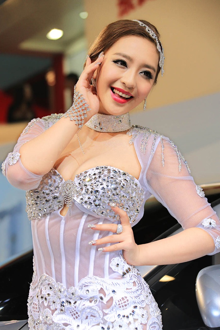 曹阳美女车展照片，国际车展精彩瞬间