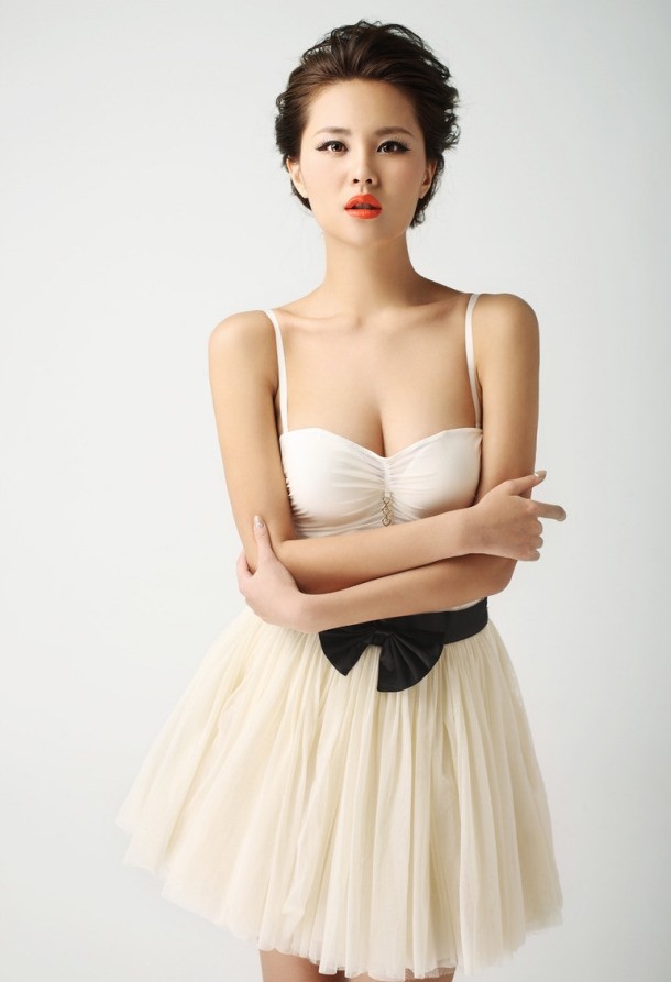 美空MM孙一奇火辣短裙深V诱惑！