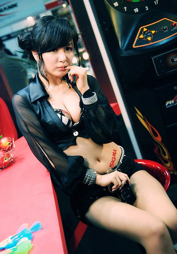 韩国车模柳智惠，身材火辣，胸部丰满