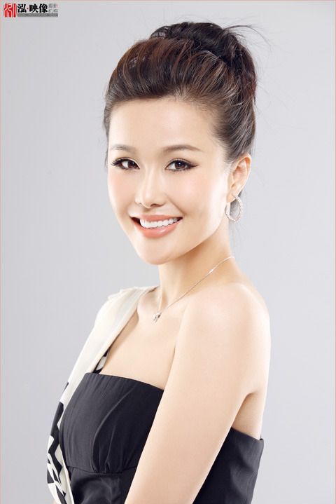 北京台女主播笑容优美，气质出众