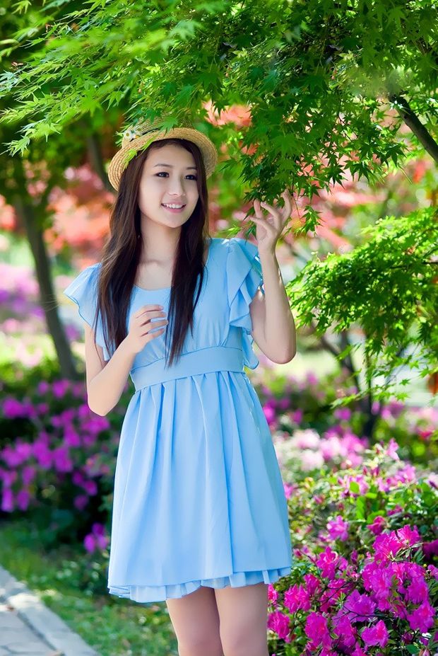 美少女穿蓝裙，迷人动人