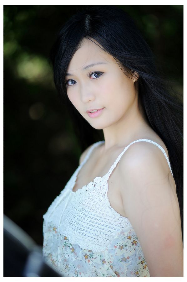 校园里的青春美少女，充满朝气和清纯