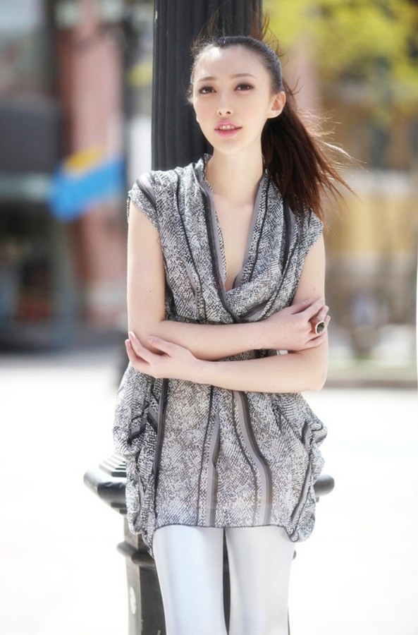 张莫霏最新时尚力作《COSMO魅影》展示