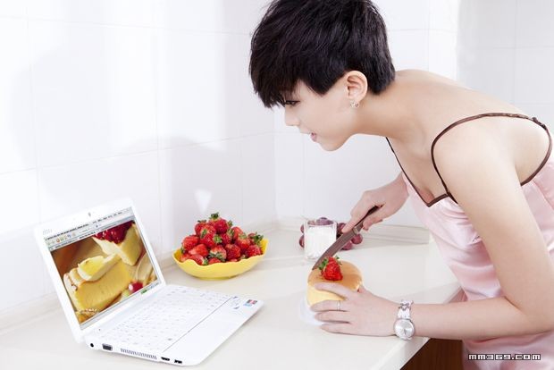 可爱短发女孩室内写真