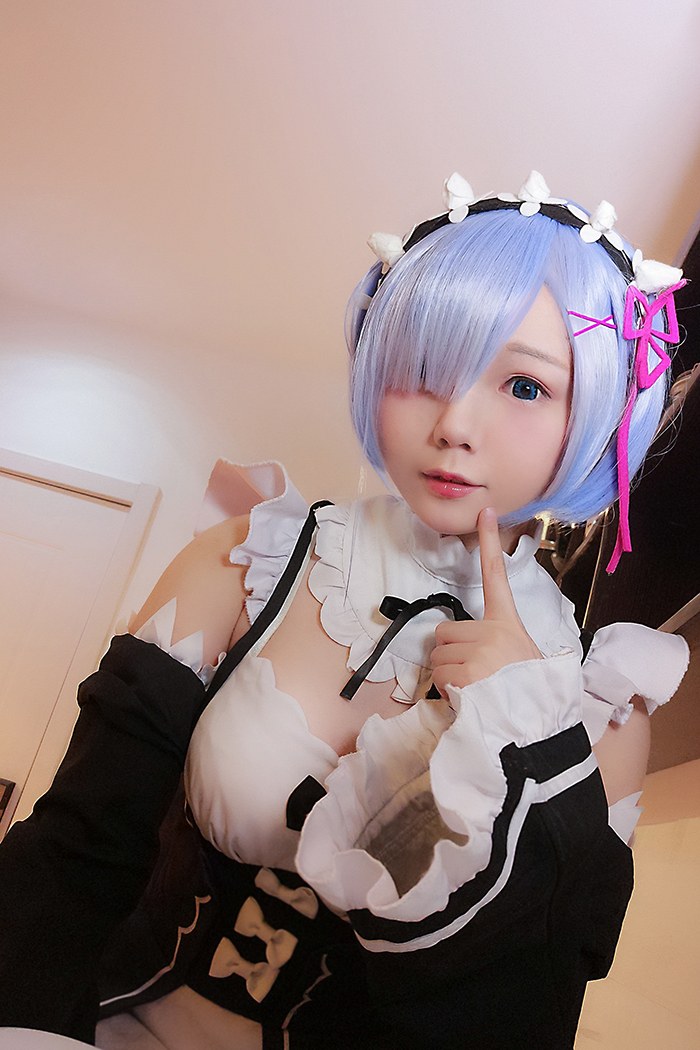 蕾姆女仆巨乳暴露，肉肉童颜诱人