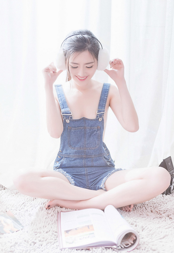 嫩模李昔雨笑容满面，戴着白色耳罩