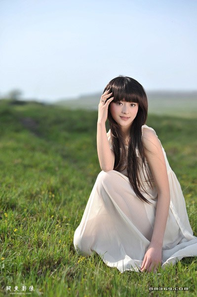 春风柳动，佳人渐行