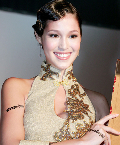 香月明美穿旗袍，展现混血名模风采