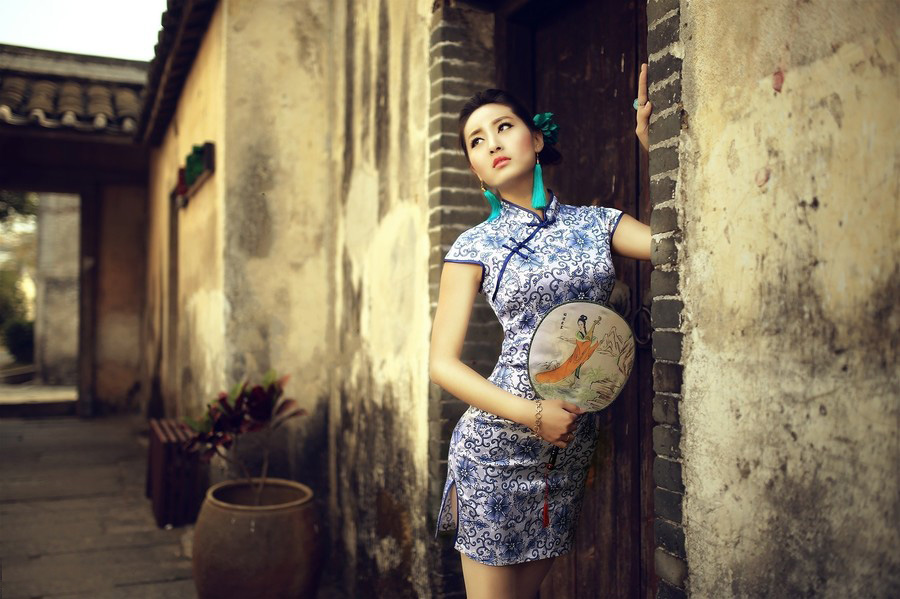 上海老街巷里的迷人青花旗袍