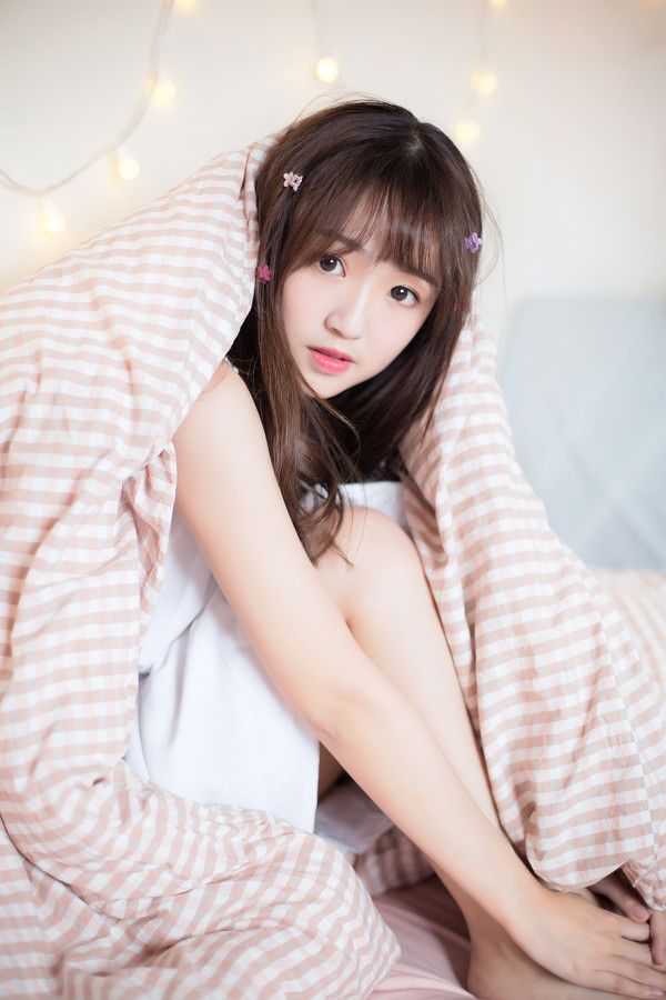 可爱的床上小公主