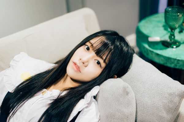 微笑恰到好处，迷人动人