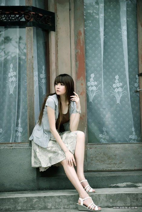 清纯与性感并存的气质美女