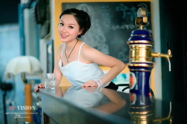 茶吧里的高贵白领美女