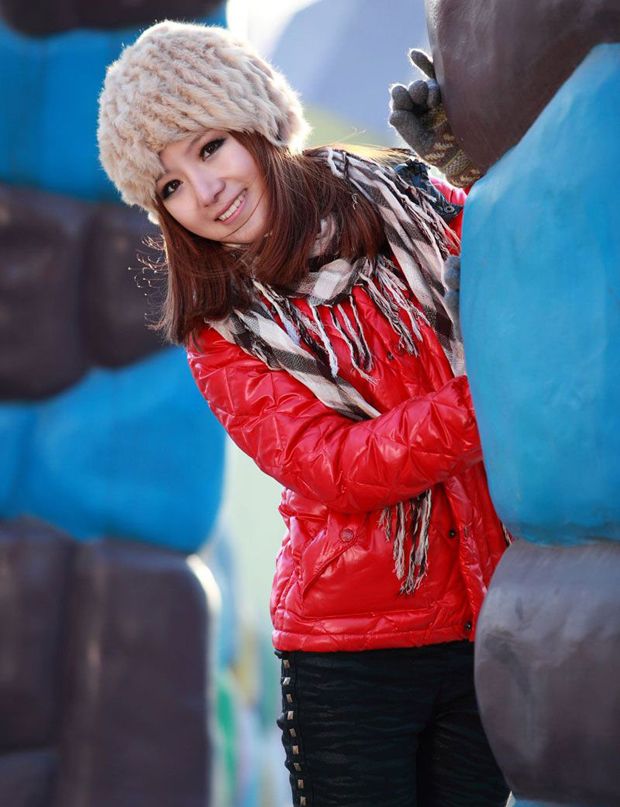 冬日欢乐，清纯红衣美女