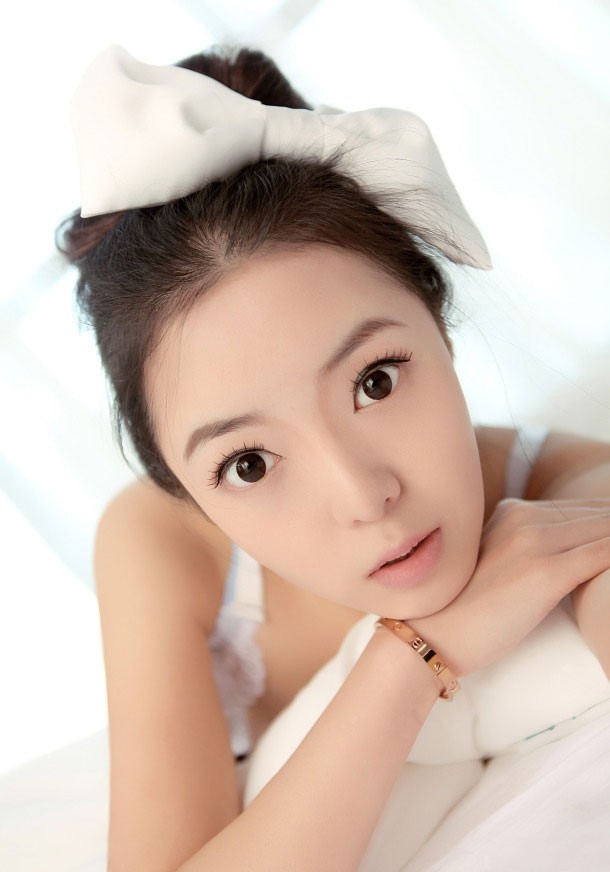 白玉娃娃媚眼勾魂，小性感玩转魅力