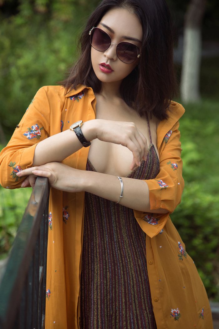 性感女神展示完美身材，吸引眼球