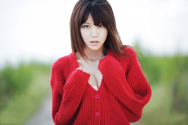 红衣美眉野外写真，绝美纯净